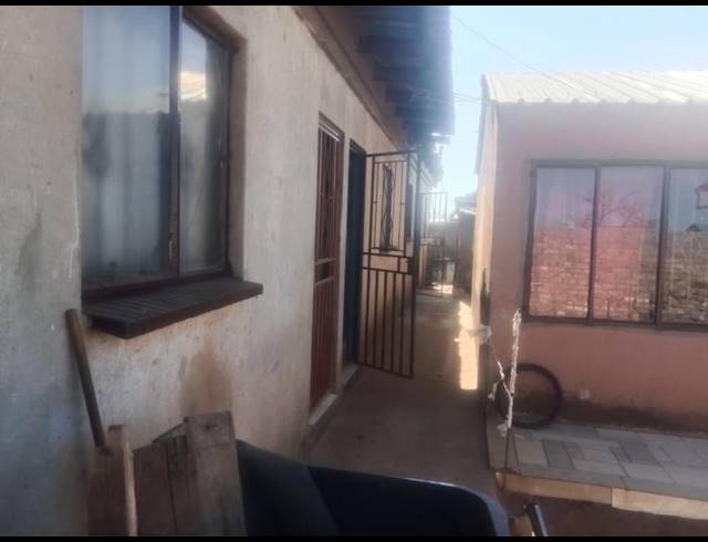 2 BEDROOM HOUSE FOR SALE IN PALM RIDGE EXT 2